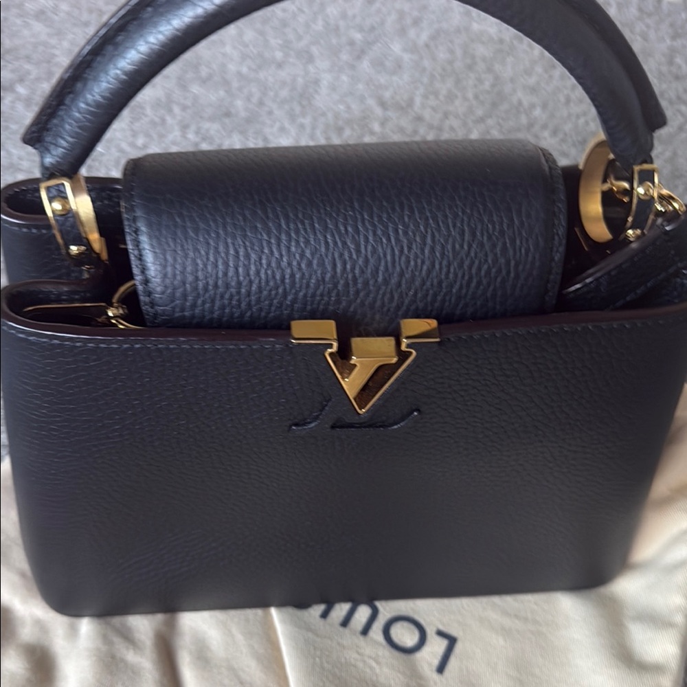 Louis Vuitton Black Crossbody Bag with Textured Leather - Picture 8 of 15
